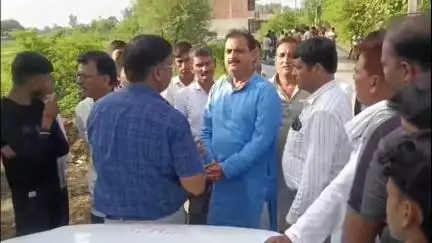 बीकापुर: बीकापुर विधानसभा क्षेत्र में विद्युत समस्या पर सपा के वरिष्ठ नेता ने विद्युत विभाग के अधिकारियों से की मुलाकात