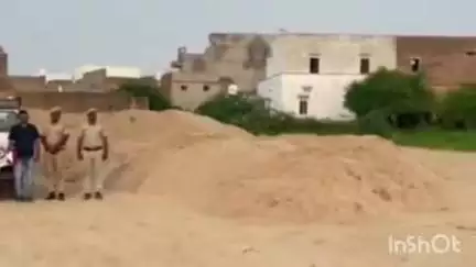 आहोर: सतापुरा गांव में अवैध बजरी का भंडार, पुलिस ने किया ज़ब्त