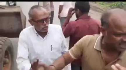 बुरहानपुर: इच्छापुर में अवैध खननकर्ताओं ने राजस्व व पुलिस अमले को घेरा, जेसीबी और ट्रैक्टर ट्राली ले जाने से रोका