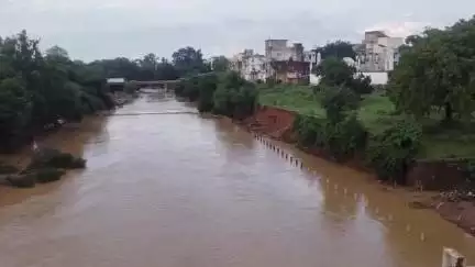 कटनी नगर: कटनी नदी में रिवर फ्रंट को सुंदर बनाने के लिए लगाई गई सामग्री तेज बहाव में बही