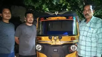 ଖଲ୍ଲିକୋଟ୍: ଚିକିଲି ବାଣିଆ ରାସ୍ତାରେ ଅବକାରୀ ମୋବାଇଲ ସ୍କ୍ୱାର୍ଡର ଚଢ଼ାଉ, ବିଦେଶୀ ମଦ ସହ ଅଟୋ ଜବତ ଓ ଜଣେ ଗିରଫ