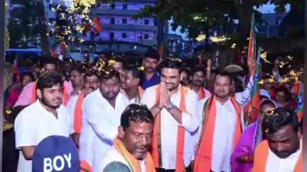 ଜଗତସିଂହପୁର: ପାରାଦ୍ୱୀପ ୫ ନମ୍ବର ୱାର୍ଡ଼ ରାଇସ୍ ମିଲ୍ ବାଲିଝରାରେ ମନ୍ତ୍ରୀ ସମ୍ପଦ ଚନ୍ଦ୍ର ସ୍ୱାଇଁଙ୍କୁ ଦିଆଗଲା ସ୍ୱାଗତ ସମ୍ବର୍ଦ୍ଧନା
