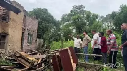 भोटा: ग्राम पंचायत के ललीण डैहरन गांव में गिरी आसमानी बिजली, विधायक आशीष शर्मा ने लिया नुकसान का जायजा