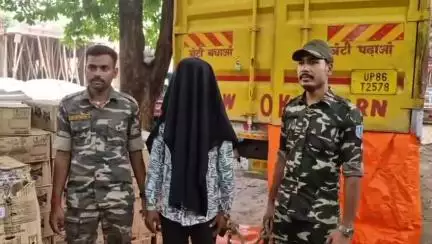 हज़ारीबाग: बरही के तिलैया रोड से उत्पाद विभाग ने एक कंटेनर में ₹40 लाख की विदेशी शराब जब्त की, चालक को किया गिरफ्तार