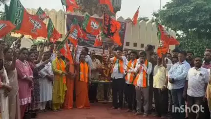 पालघर: युनेस्कोच्या यादीत 12 गडकिल्ल्यांचा समावेश झाल्यानिमित्त वसई किल्ला येथे भाजपच्या वतीने आनंदोत्सव साजरा