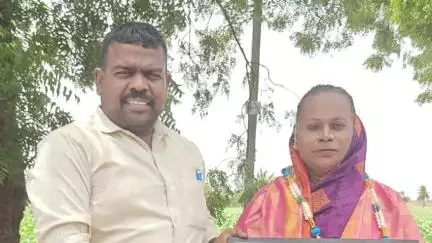 ಕಂಪ್ಲಿ: ಭಿಕ್ಷೆ ಹಣದಲ್ಲಿ ಸರ್ಕಾರಿ ಶಾಲಾ ವಿದ್ಯಾರ್ಥಿಗಳಿಗೆ ಸಮವಸ್ತ್ರ, ಟೀ-ಶರ್ಟ್ ನೀಡಿದ ಮಂಗಳಮುಖಿ ರಾಜಮ್ಮಗೆ ಸುಗ್ಗೇನಹಳ್ಳಿಯಲ್ಲಿ ಸನ್ಮಾನ