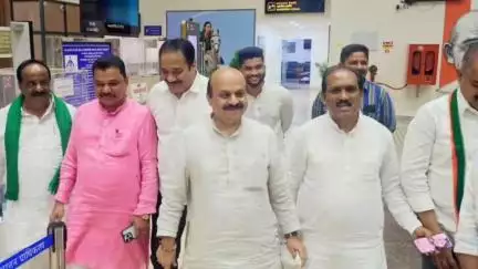 ಧಾರವಾಡ: ಹುಬ್ಬಳ್ಳಿ ವಿಮಾನ ನಿಲ್ದಾಣದಲ್ಲಿ ಸಚಿವ ಪ್ರೀಯಾಂಕ್ ಖರ್ಗೆ ಹಾಗೂ ಸಂಸದ ಬಸವರಾಜ ಬೊಮ್ಮಾಯಿ ಭೇಟಿ ಮಾಡಿದ ಶಾಸಕ ಎನ್ ಎಚ್ ಕೋನರಡ್ಡಿ