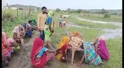 मानिकपुर: बेलहा गांव में उफनते नाले को पार करते समय किसान की हुई मौत, प्रशासन देगा ₹5 लाख की आर्थिक मदद