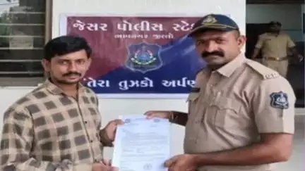 જેસર: પોલીસ સ્ટેશન ખાતે તેરા તુજકો અર્પણ અંતર્ગત કાર્યક્રમ કરવામાં આવ્યો, પોલીસ અધિકારી દ્વારા મૂળ માલિકને વસ્તુ અર્પણ કરી