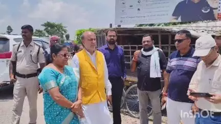 फारबिसगंज: फारबिसगंज सदर रोड में सड़क और नाला निर्माण कार्य का जायजा लेने विधायक ने बुटको के अधिकारियों के साथ किया निरीक्षण