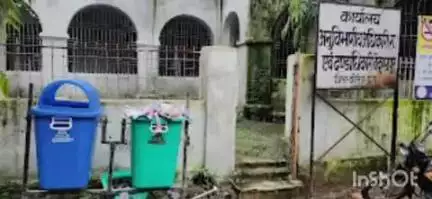 बैकुंठपुर: बैकुंठपुर एसडीएम कार्यालय के सामने पड़े कचरे से आ रही दुर्गंध, स्वच्छता अभियान को दिखा रहा ठेंगा