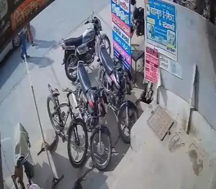 श्रीकरणपुर के भगत सिंह चौक के पास एक दुकान के बाहर खड़ी साइकिल चोरी का सीसीटीवी फुटेज आया सामने