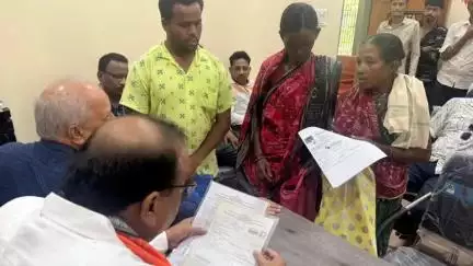 ବରଗଡ: ବରଗଡ଼ ସହର ଠାରେ ନିଜ କାର୍ଯ୍ୟାଳୟ ପରିସରରେ ଲୋକଙ୍କ ସମସ୍ୟା ବୁଝିଲେ ସ୍ଥାନୀୟ ବିଧାୟକ ଅଶ୍ୱିନ କୁମାର୍ ସାଢ଼ଙ୍ଗୀ