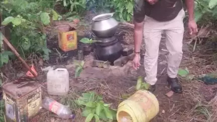 আউশগ্রাম ২: জঙ্গলের মধ্যে চুপিসারে চলছিল চোলাই মদ তৈরির কারবার, সেখানেই হানা দিয়ে ৩০ লিটার চোলাই উদ্ধার করল আউশগ্রাম আবগারি বিভাগ