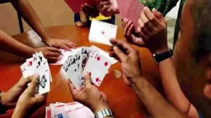 કડી: કડી ના રાજપુર ગામની સીમમાંથી તેમજ કડી શહેરના મલ્હારપુરા વિસ્તારમાંથી ગંજીપાના નો જુગાર રમતા કુલ 14 ઈસમોને પોલીસે ઝડપ્યા