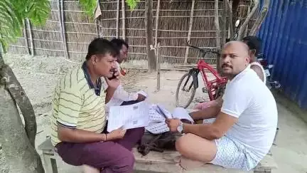मतदाता पुनरीक्षण 2025 में BL0  वार्ड सदस्य के साथ अंकित सिंह मिलकर सहयोग करवाते हूऐ!