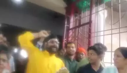 हमारा नेता कैसा हो,शिव शंकर आशुतोष भोलेनाथ जैसा हो,हमारी मांगे पूरी करो,गांजा भांगे फ्री करो, ॐ देवघर पहुंचे आशुतोष सिंह