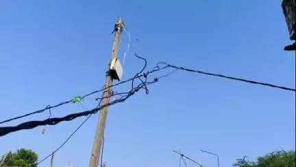 सिसवन: नवका टोला गांव में लटक रहे बिजली के तार, हो सकती है बड़ी दुर्घटना #jansamasya