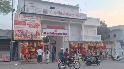 નાંદોદ: શહેરના પવિત્ર યાત્રાધામ હરસિધ્ધી માતાજીના મંદિરે ભાવિક ભક્તોની ભારે ભીડ દર્શનાર્થે આવી, ધારાસભ્ય પણ રહ્યા ઉપસ્થિત