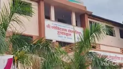 पाचोरा: शहरातील गिरड रोडवरील श्री गो. से. हायस्कूलमध्ये दि पाचोरा पिपल्स बॅंकेच्या संचालक निवडीची मतदार प्रक्रिया सुरू