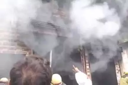 आलापुर: छज्जापुर में कॉपी-किताब के गोदाम में लगी भीषण आग, करोड़ों का नुकसान, आग बुझाने में जुटे जिले भर के जवान