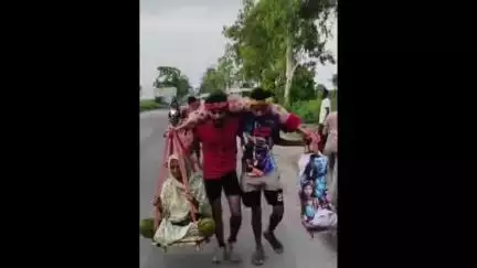 बड़ौत: दादी को कांवड़ में बैठा पोता श्रवण कुमार हरिद्वार से कर रहा पैदल यात्रा, बड़ौत में कहा- मां के चरणों में हैं तीनों धाम