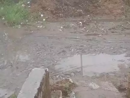 टुडीला गाॅव मे जाटब मोहल्ला मे खरंजा की कोई सुनबा ई     नही है पानी भरा हूआ है बहुत  परेसानी आ रही है।