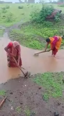 राजपुर में कल श्याम 4:00 बजे से बारिश हो रही है जिसमें मारे मकान डूब चुके हैं यह देखो कुछ लोग अपनी इतनी को खेल कर रहे है