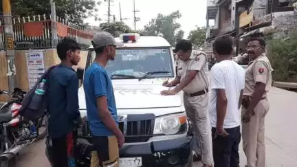 डीग: पुलिस ने डीग के शहीद स्मारक के पास वाहन चालकों के खिलाफ की कार्रवाई,16 वाहनों के चालान कर ₹1800 का वसूला जुर्माना