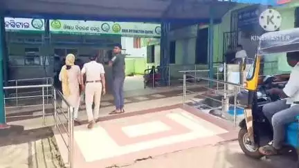 ଫୁଲବାଣୀ ସହର: ବାଲିଗୁଡା ମେଡିକାଲକୁ ମହିଳା କଏଦୀଙ୍କୁ ଟେମ୍ପୁରେ ଆଣିଲେ ଜେଲର୍‌
