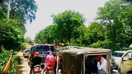 प्रयागराज झूसी में लगा लम्बा जाम