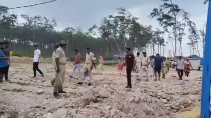 ଭୋଗରାଇ: ଉଦୟପୁର ବେଳାଭୂମିରେ ଭୋଗରାଇ ଅବକାରୀ ବିଭାଗ ଓ ପୋଲିସ ପକ୍ଷରୁ ପକ୍ଷରୁ ଚଢ଼ାଉ, ବିପୁଳ ପରିମାଣର ମଦ ଜବତ