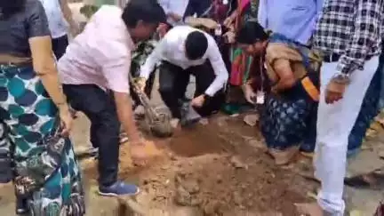ବରଗଡ: ବରଗଡ଼ ନାଗରିକ ମଞ୍ଚ ପକ୍ଷରୁ ପୁରୁଣା କଚେରୀ ପ୍ରାଙ୍ଗଣ ଓ ଜର୍ଜ ହାଇସ୍କୁଲ ପଡ଼ିଆରେ ଅନୁଷ୍ଠିତ ହେଲା ବୃକ୍ଷରୋପଣ କାର୍ଯ୍ୟକ୍ରମ
