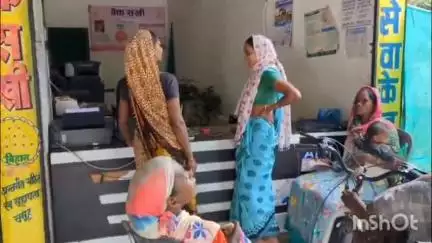 जशपुर: जशपुर में बिहान योजना के तहत बैंक सखी घर-घर पहुंचा रहीं हैं बैंकिंग सेवा, ग्रामीणों को मिल रहा कई योजनाओं का लाभ