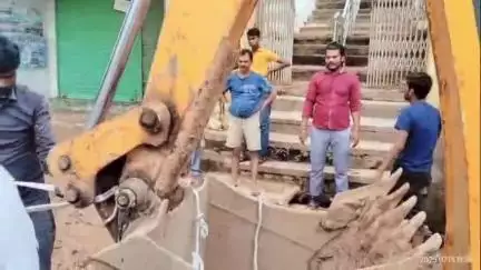 कर्वी: नगर परिषद चित्रकूट की सड़कों पर पहली बरसात में दिखाई देने लगे जानलेवा गड्ढे ,
गड्ढे में फंसते हैं वाहन, चालक परेशान