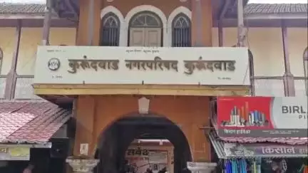 शिरोळ: सरकारला सुबुद्धी दे देवा आणि पाणी योजनेला प्रशासकीय मान्यता मिळो, कुरुंदवाडात भजन-कीर्तन,भारूडच्या माध्यमातून लक्ष वेधले