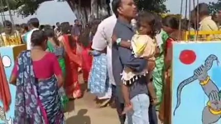 ఆర్మూర్: ఆర్మూర్ లోని నల్ల పోచమ్మ ఆలయంలో బారులు తీరి నైవేద్యాలు సమర్పించి ముక్కులు చెల్లించుకున్న భక్తులు