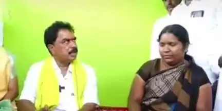 కళ్యాణదుర్గం: ఇటీవల రోడ్డు ప్రమాదంలో మృతి చెందిన బోయలపల్లి సర్పంచ్ భర్త హనుమంతరాయుడు కుటుంబాన్ని పరామర్శించిన ఎమ్మెల్యే సురేంద్రబాబు