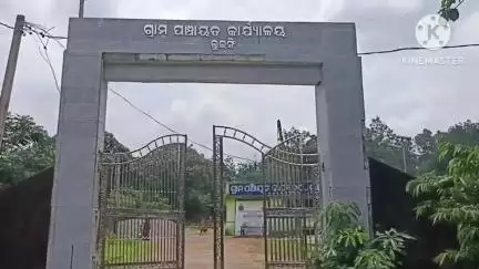 ଫୁଲବାଣୀ ସହର: କୁଜେଣ୍ଡି ନାଳରେ ଦୁଇ ଦିନ ଧରି କାଠ ପୋଲ ନିର୍ମାଣ କରି ସଫଳ ହୋଇଛନ୍ତି ଗ୍ରାମବାସୀ, ବର୍ଷା ଆସିଲେ ବଢୁଛି ଦୁଃଖ #jansamasya