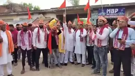 मऊ: कोपागंज इलाके में हिंदू जागरण समिति के लोगों ने सड़क की बदहाली को लेकर किया प्रदर्शन, काफी सालों से सड़क है बदहाल