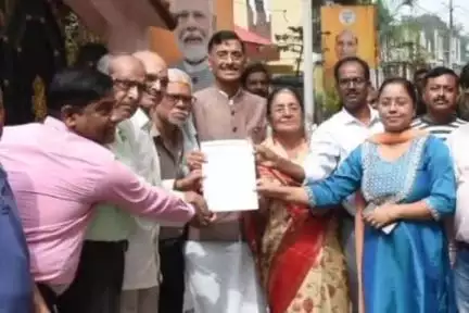 कांके: रातु रोड स्थित आवास पर झारखंड प्रदेश अंगिका समाज के प्रतिनिधियों ने सांसद संजय सेठ से की मुलाकात