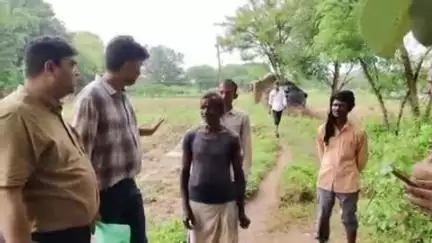 नौगांव: हरपालपुर क्षेत्र के सरसेड में भारी बारिश में फंसे लोगों को तहसीलदार और जनपद सीईओ ने सुरक्षित स्थान पर पहुंचाया