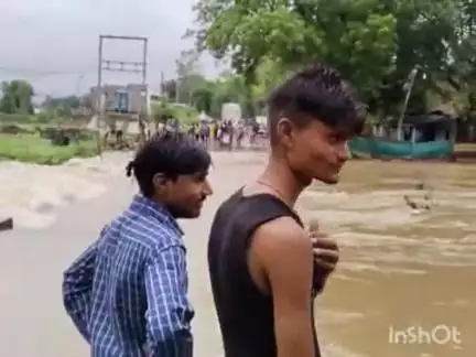 बल्देवगढ़: टीकमगढ़-छतरपुर मार्ग पर विंध्यवासिनी मंदिर के पास पुल पर चढ़ा पानी, दोनों ओर से आवागमन बंद, पुलिस बल तैनात