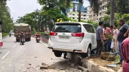 విశాఖపట్నం: నగరంలోని బిర్లా జంక్షన్ వద్ద డివైడర్ పైకి దూసుకెళ్లిన ఇన్నోవా కారు, తప్పిన ప్రమాదం