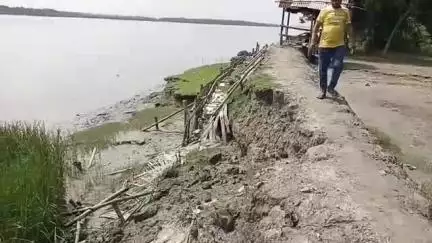 হাসনাবাদ: রামেশ্বরপুর পালপাড়া ইছামতি নদীর বাঁধে ধস, আতঙ্কে নদীর পাড়ের বাসিন্দারা #jansamasya