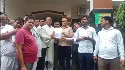 मथुरा: पीने के पानी की समस्या को लेकर महोली रोड के नागरिक पहुंचे मेयर के आवास, काटा हंगामा #जन समस्या