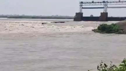 কাঁকসা: রণডিহা ড্যামে স্নান করতে নেমে দামোদরের জলে তলিয়ে গেলো মানসিক ভারসাম্যহীন বৃদ্ধ,ঘটনাস্থলে পুলিশ ও সিভিল ডিফেন্সের কর্মীরা