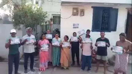 భీమిలి: స్మార్ట్ మీటర్లు వ్యతిరేకిస్తూ మధురవాడలో ఇంటింటికి ప్రచారం చేసిన సిపిఎం నేతలు