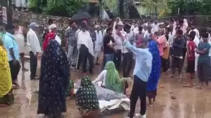 सपोटरा: डाबरा गाँव में युवती की संदिग्ध मौत के मामले में सड़क पर शव रखकर प्रदर्शन, हत्या का आरोप लगाकर गिरफ्तारी की मांग