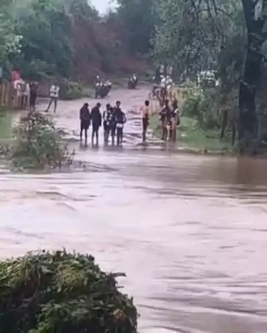बिजावर: बिजावर-जटाशंकर मार्ग बंद: रतुआ नाला उफान पर, पुल के ऊपर से बह रहा है पानी